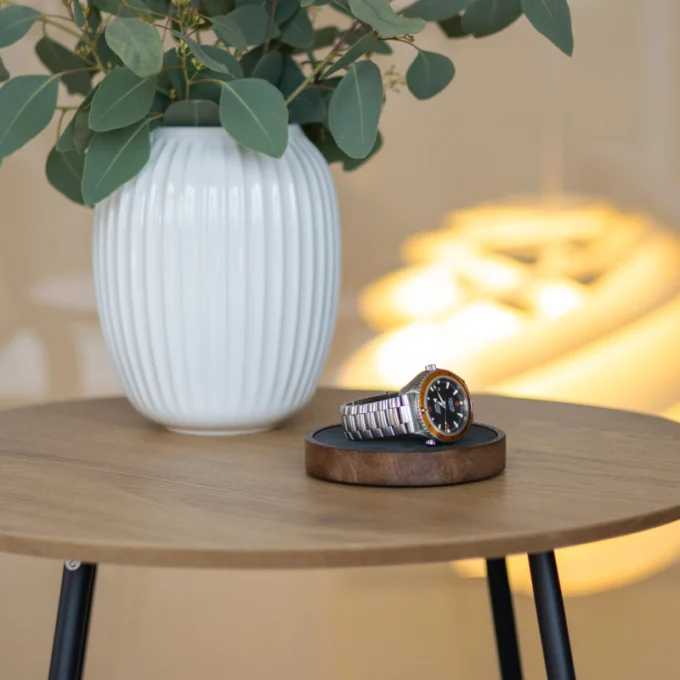 Watchmat i mørk eg med armbåndsur